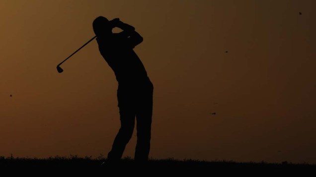 O holandês Robert-Jan Derksen participa da segunda rodada do campeonato de golfe Avantha Masters em Nova Délhi, na Índia
