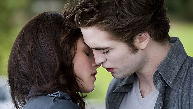 Em cena romântica de Lua Nova, o vampiro Edward Cullen, interpretado por Robert Pattinson, e Bella, vivida por Kristen Stewart