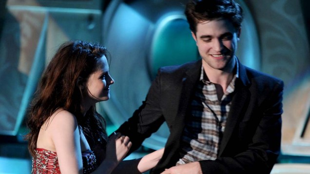 Kristen Stewart e Robert Pattinson durante o MTV Movie Awards 2011, na Califórnia
