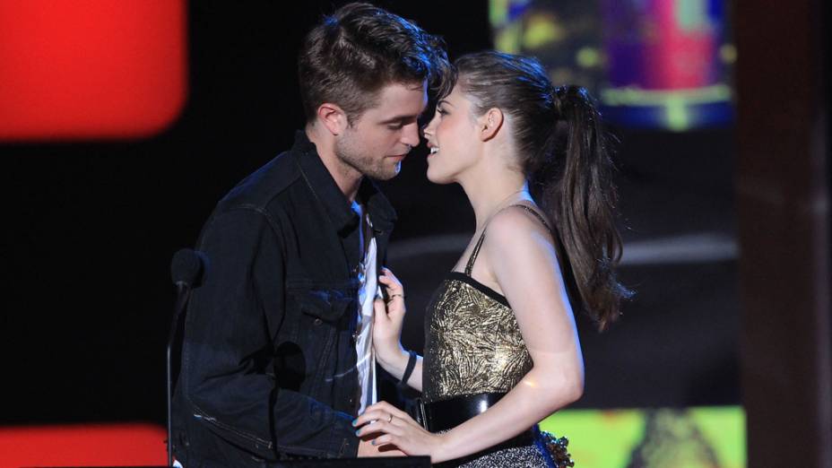 Robert Pattinson e Kristen Stewart durante o MTV Movie Awards 2010 na Califórnia