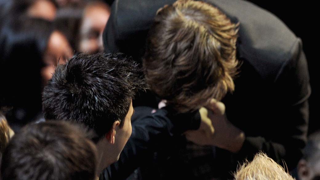 O ator Robert Pattinson beija o ator Taylor Lautner durante o MTV Movie Awards, na Califórnia