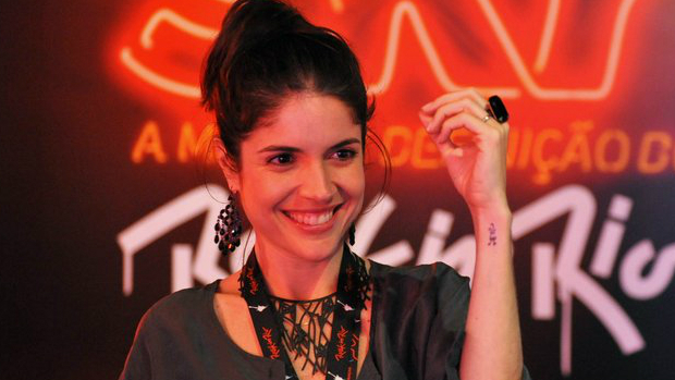 Roberta Medina mostra nova tatuagem, feita no Rock in Rio 2013