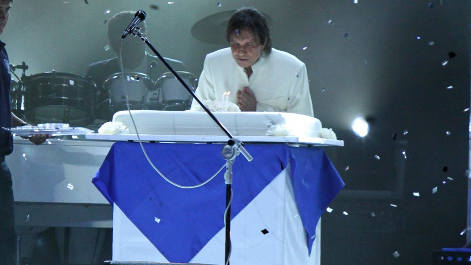 O cantor Roberto Carlos canta parabéns durante o show em comemoração ao seu aniversário, no Rio de Janeiro