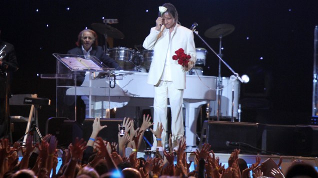Roberto Carlos joga flores para as fãs durante show em comemoração aos seu 71 anos, no Rio de Janeiro Roberto Carlos joga flores para as fãs durante show em comemoração aos seu 71 anos, no Rio de Janeiro