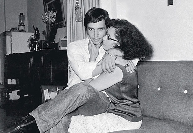 Roberto Carlos com a mãe, Laura, em foto de 1960.