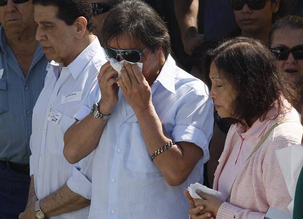 Roberto Carlos chora diante do caixão da mãe