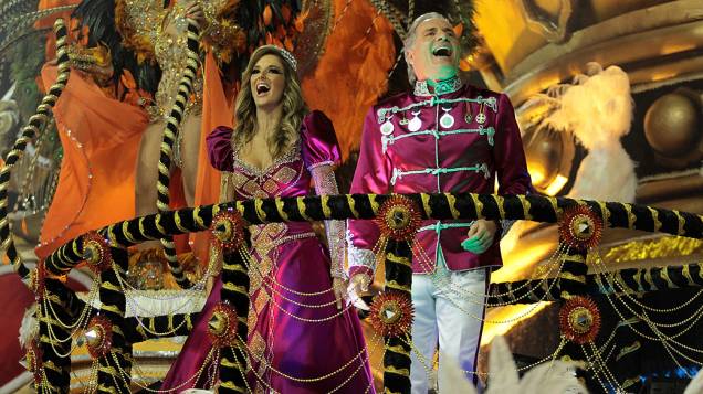Roberto Justus e Ticiane Pinheiro desfilando na Escola de Samba Rosas de Ouro, no Anhembi