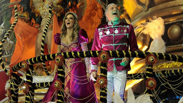 Roberto Justus e Ticiane Pinheiro desfilando na Escola de Samba Rosas de Ouro, no Anhembi
