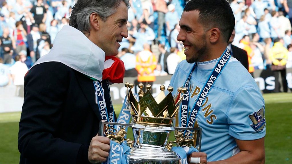 O técnico do Manchester City, Roberto Mancini, com o atacante argentino Carlos Tevez: comemoração pelo título inglês do clube