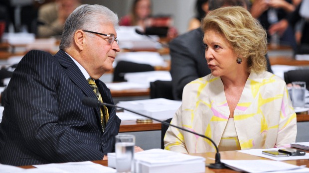 Os senadores Roberto Requião e Marta Suplicy, durante sessão da Comissão de Constituição e Justiça (CCJ), nesta quarta-feira