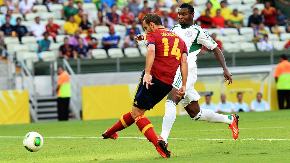 Jogador Soldado, da Espanha, toca a bola durante o jogo contra a Nigéria, pela Copa das Confederações, em Fortaleza