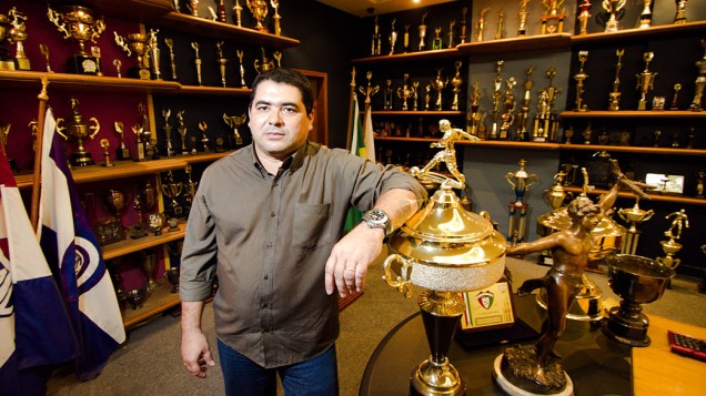 Roberto Varanda mostra a sala de troféus do Madureira