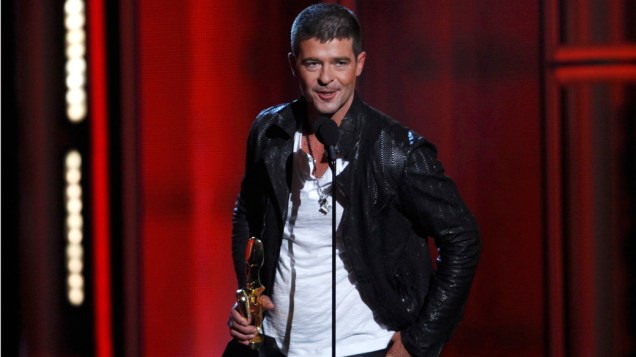 Robin Thicke recebe prêmio no Billboard Music Awards 2014