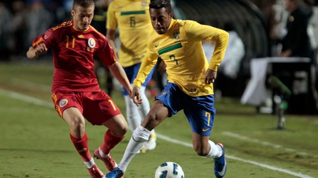 Robinho em lance com Gabriel Torge, da Romênia, durante partida no Pacaembu, em São Paulo