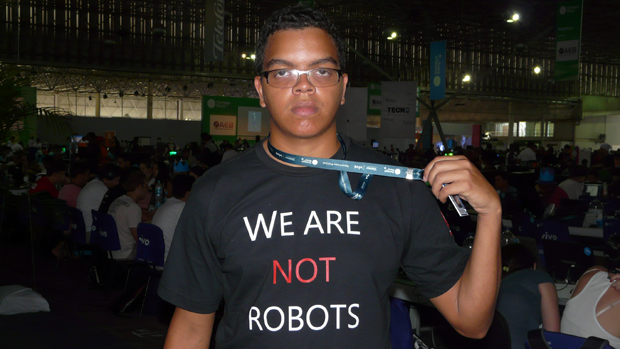 A frase "nós não somos robôs" é um dos hits da Campus Party. Resta saber se ela é verdadeira.