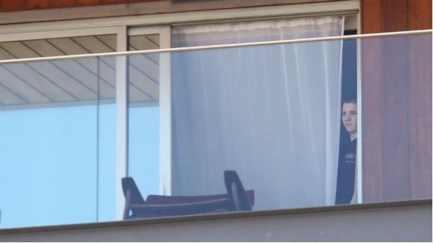 O filho de Madonna, Rocco, se esconde atrás de cortina na varanda do hotel Fasano, no Rio de Janeiro