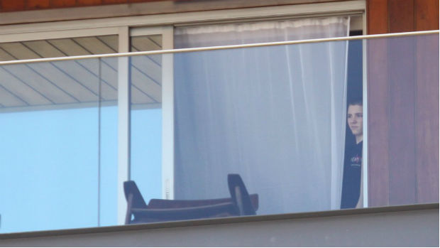 O filho de Madonna, Rocco, se esconde atrás de cortina na varanda do hotel Fasano, no Rio de Janeiro O filho de Madonna, Rocco, se esconde atrás de cortina na varanda do hotel Fasano, no Rio de Janeiro