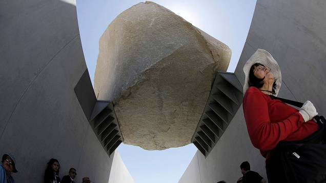 Rocha de granito vira obra de arte em museu de Los Angeles