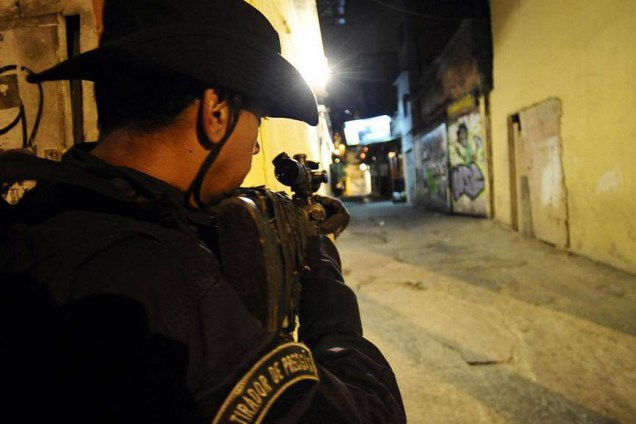 Policial do BOPE durante a ocupação da favela da Rocinha, no Rio de Janeiro