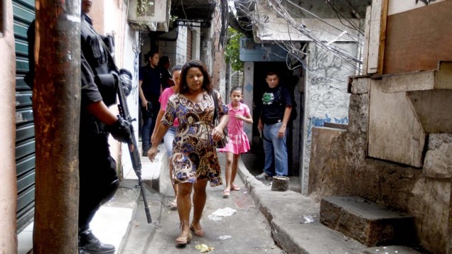 Moradores da Rocinha durante a ocupação da favela neste domingo