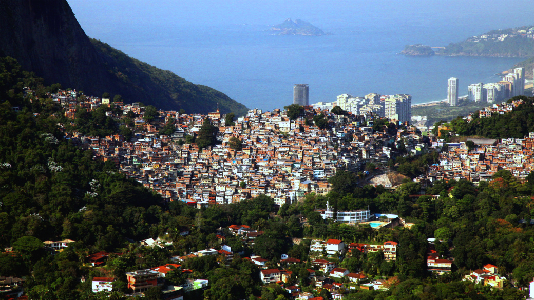 O alto da Rocinha, entre as casas de luxo da Gávea e os prédios da orla de São Conrado
