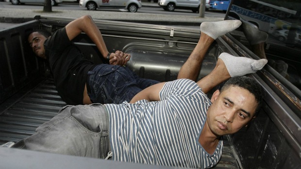 Os traficantes Coelho e Peixe, presos quando fugiam da Rocinha: protegidos por policiais