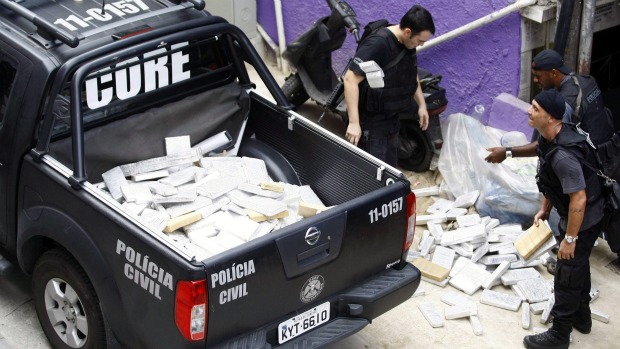 Policiais civis recolhem a droga apreendida na Rocinha: alvos da operação são o traficante Nem e laranjas da quadrilha