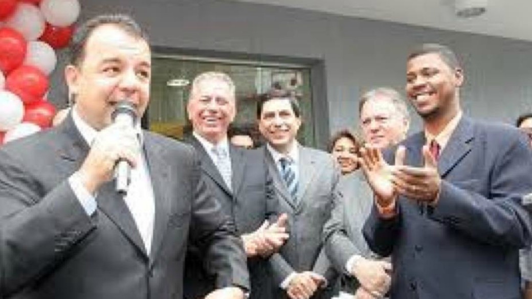William da Rocinha na inauguração de uma agência bancária na favela, aplaudindo o governador Sérgio Cabral