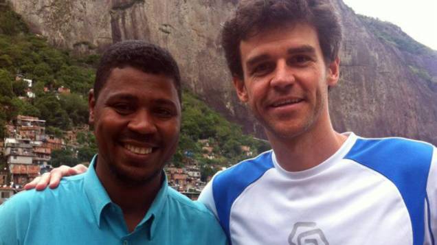 William da Rocinha e Gustavo Kuerten, em uma visita à favela depois da ocupação policial
