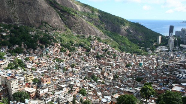 Vista da Favela da Rocinha, com o mar de São Conrado ao fundo