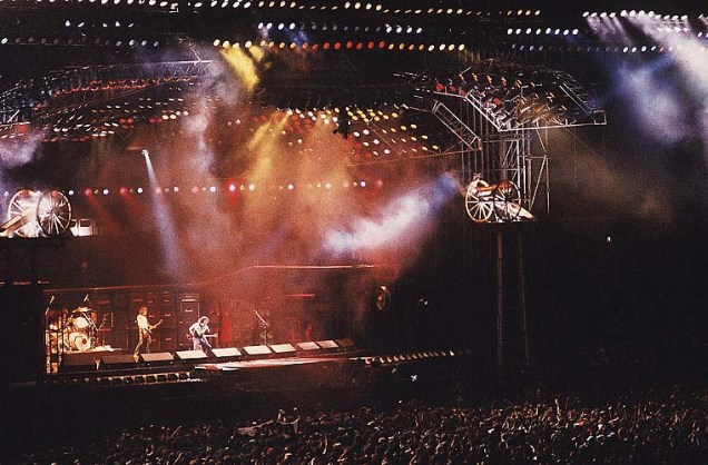 No palco, AC/DC, com o guitarrista Angus Young.