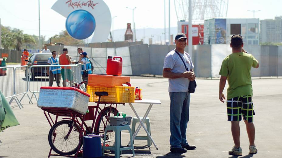 Pausa para o lanche na Cidae do Rock: técnicos e operários trabalham a todo vapor para concluir as instalações do festival