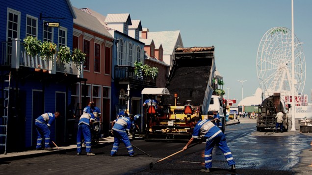 Operários retocam a pavimentação da Rock Street, na Cidade do Rock
