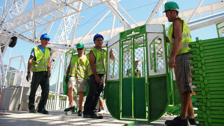 A montagem da roda gigante na Cidade do Rock
