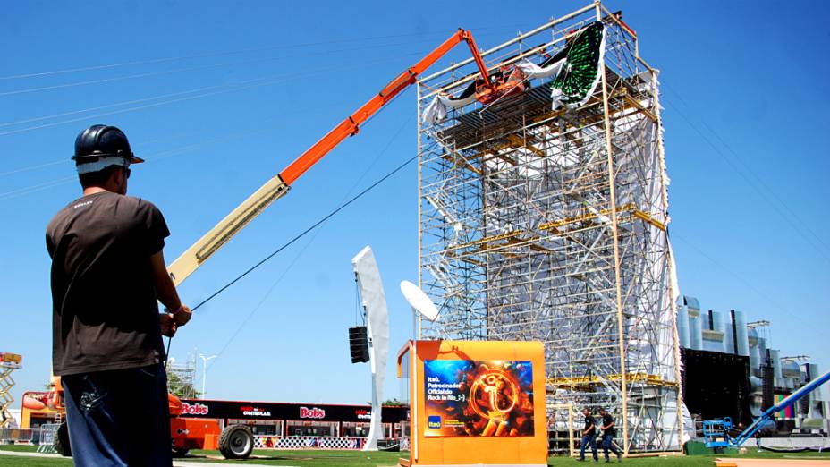 Montagem das estruturas na Cidade do Rock