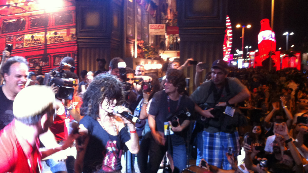 Rock in Rio 2013: Serguei canta na Rock Street