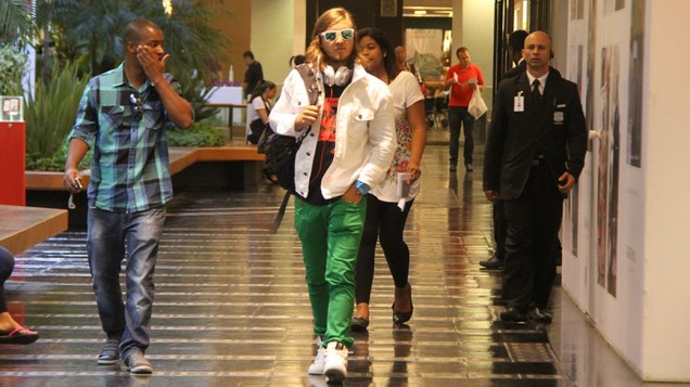 O DJ David Guetta passeia no shopping Fashion Mall