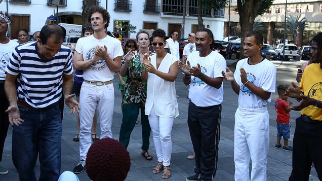 Alicia Keys com a família na roda de capoeira no Centro do Rio