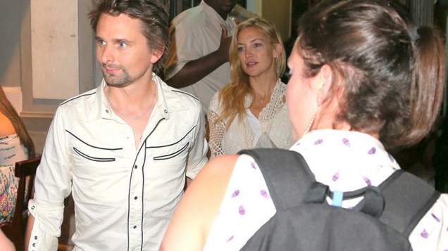 Kate Hudson e o marido, Matt Bellamy, vocalista da banda Muse, em balada no Rio