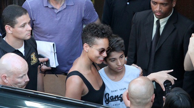 Alicia Keys cumprimenta os fãs na saída do hotel para o Cidade do Rock