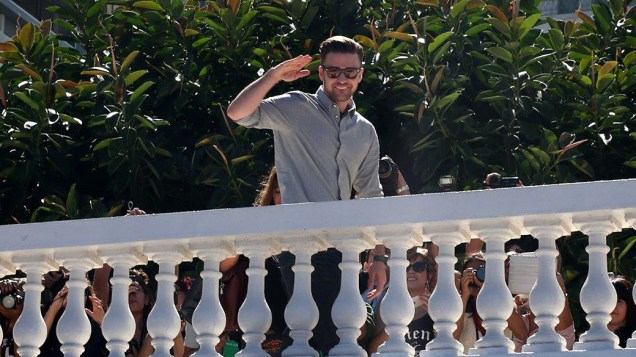 Justin Timberlake acena para fãs que estavam na calçada do Hotel Fasano, em Ipanema