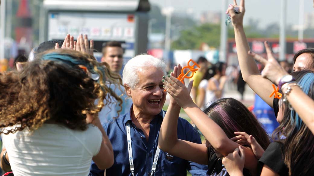Roberto Medina, idealizador do Rock in Rio, com o público na Cidade do Rock no primeiro dia do Rock in Rio, em 23/09/2011