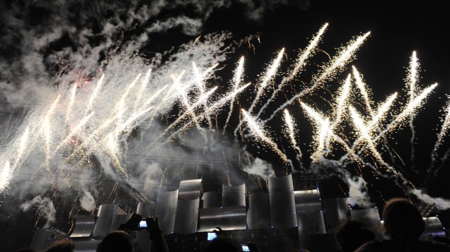 No palco Mundo, fogos de artifício anunciam a abertura oficial da quarta edição do Rock in Rio, em 23/09/2011