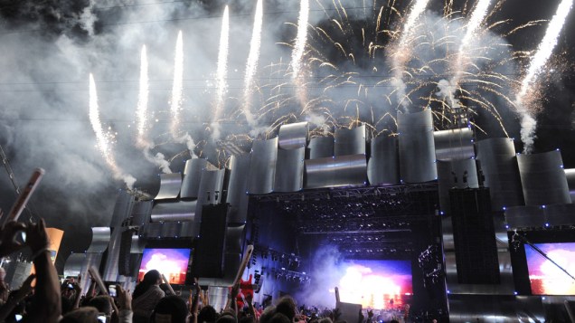 No palco Mundo, fogos de artifício anunciam a abertura oficial da quarta edição do Rock in Rio, em 23/09/2011