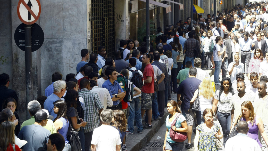 A fila para a compra e retirada do Riocard Rock in Rio, no centro da cidade: ônibus especiais viraram dor de cabeça para o público