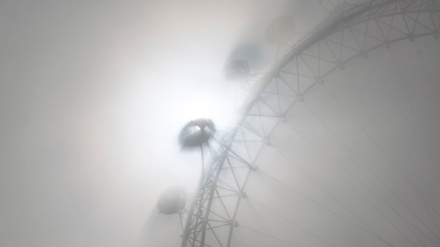 Atração turística "London Eye" vista em meio a neblina em Londres, Inglaterra