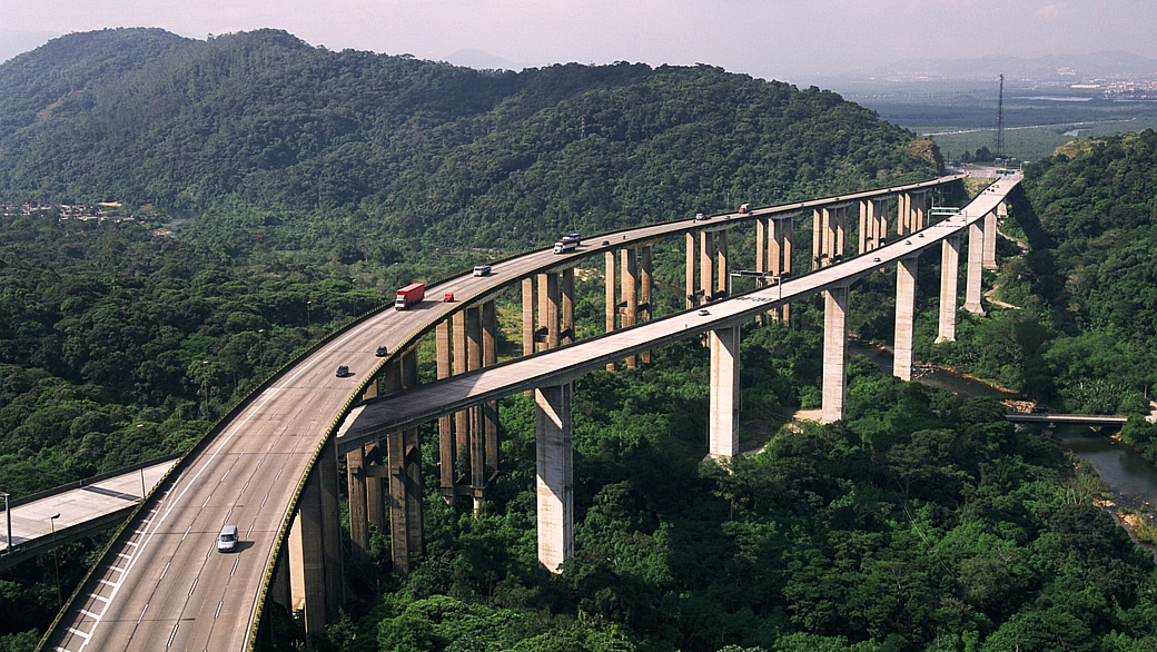 A Índia, que tem menos da metade da área brasileira, já asfaltou 1,57 milhão de quilômetros, praticamente a mesma quantidade que a China, onde há 1,58 milhão de quilômetros de asfalto.