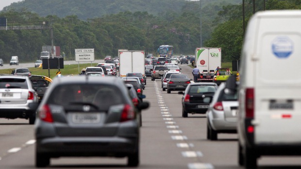 Trânsito na descida para o litoral pela rodovia dos Imigrantes