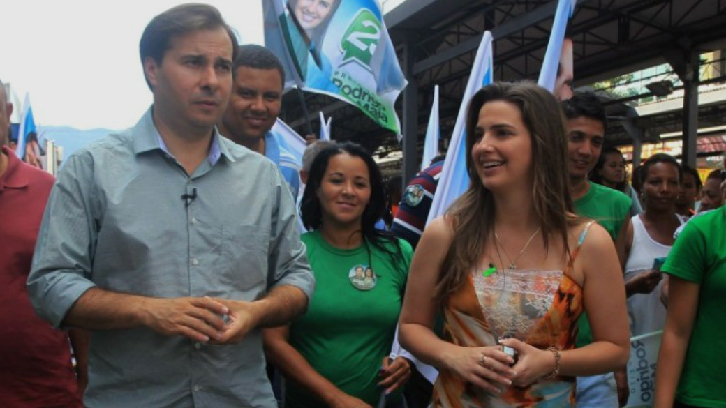Rodrigo Maia enfrenta as ruas de Bangu ao lado da candidata a vice, Clarissa: ataques a Eduardo Paes
