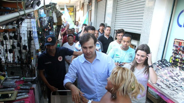 Rodrigo Maia e Clarissa Garotinho caminharam por Bonsucesso no primeiro dia de campanha